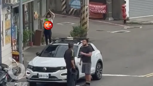 正妹露纖腰旁觀台中行車糾紛 網看呆讚「那個腹肌」超誘人!