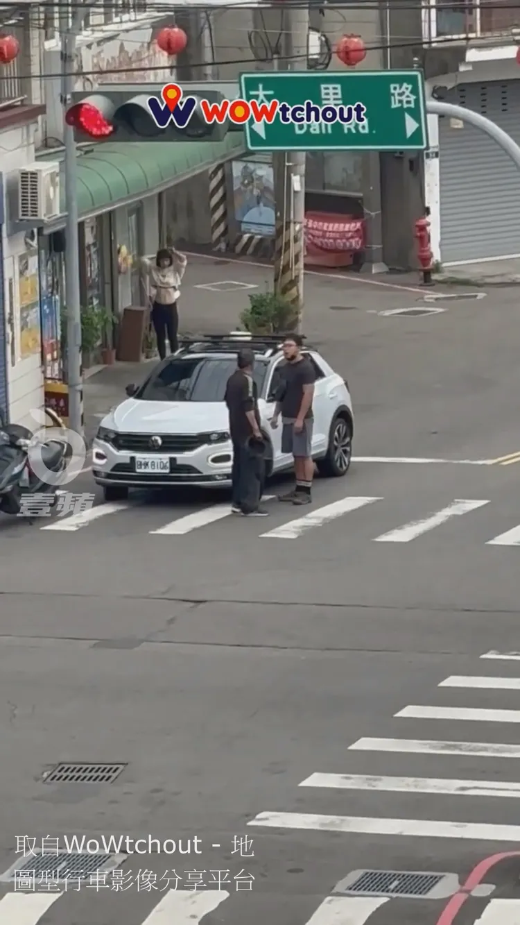 影片被PO上網後，纖腰妹成網友目光焦點，行車糾紛在吵些什麼沒人關心。翻攝自YT頻道「WoWtchout - 地圖型行車影像分享平台」