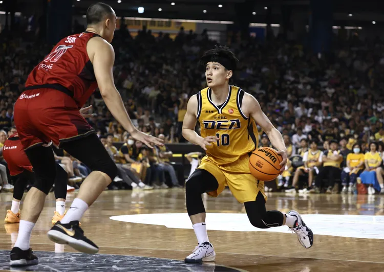 謝亞軒(右)。彭欣偉攝