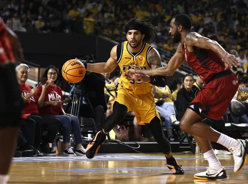 大巨蛋打籃球初體驗！還知道籃框在哪的特攻力退戰神　奪歷史首勝