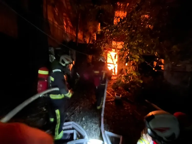 警消緊急滅火。翻攝照片