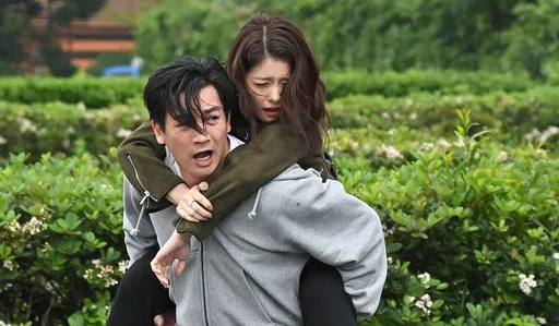 伊正「老公力」爆發揹妻跑路　王樂妍樹林遇昆蟲大軍慘叫