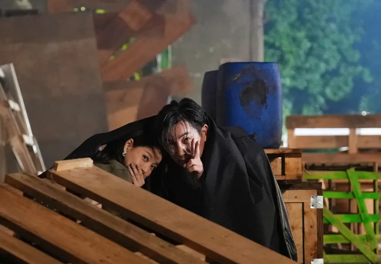 王樂妍（左）和伊正趁拍戲空檔，俏皮對鏡頭做鬼臉。台視提供