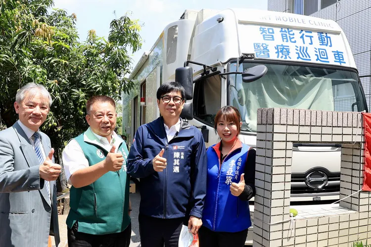 陳其邁參觀田寮衛生所榮總智能行動醫療巡迴車。市府提供