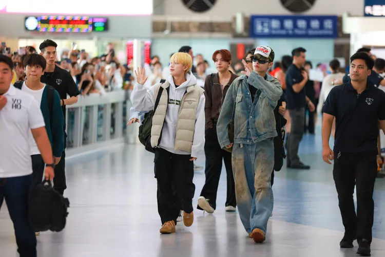 ENHYPEN向粉絲揮手。讀者提供