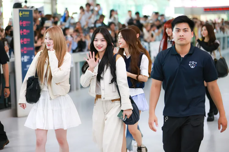 STAYC向鏡頭揮手。讀者提供