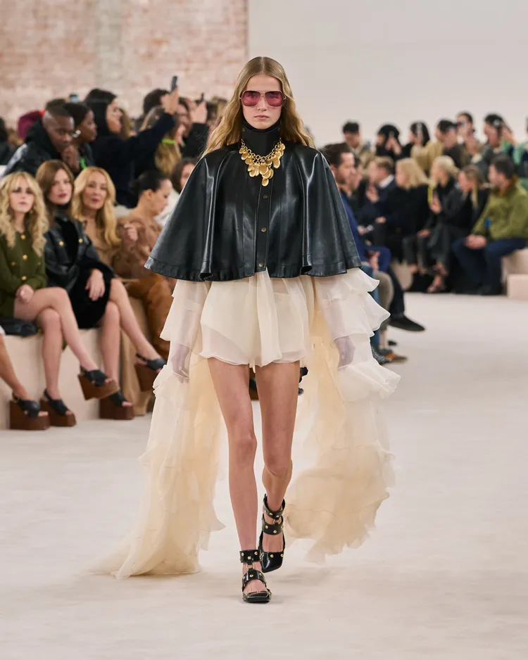 Chloé 2024秋冬系列Look 1。品牌提供