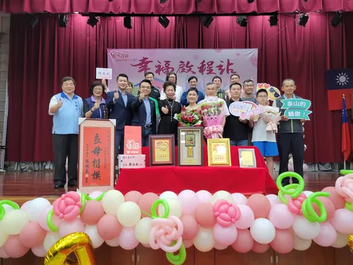 新北泰山模範母親頒獎　4寶媽獨自撫養3女長大獲肯定