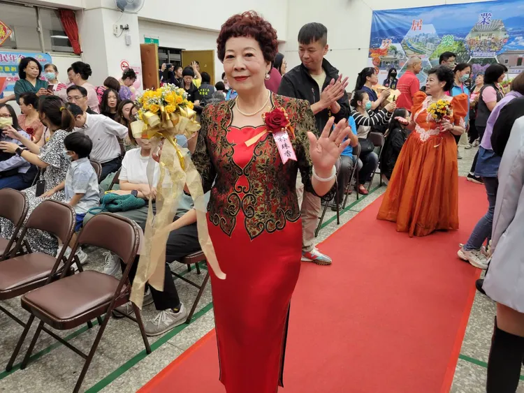 模範母親接力走上紅毯，在眾人的目光下接受表揚。公所提供