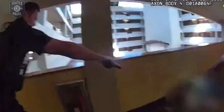 警方在變態戀童犯倒地後，仍持續朝著嫌犯開火。翻攝Seattle Police Department