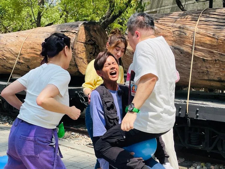 董至成（左）跳上去，要將阿翔大腿氣球坐破，阿翔驚嚇不已。民視提供