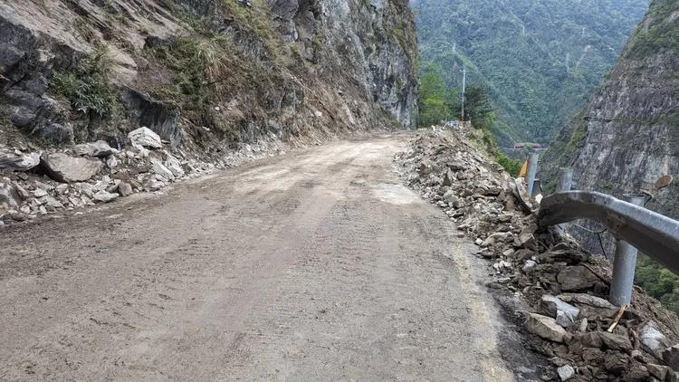 公路局呼籲用路人，地震後山區道路易發生坍方落石，未來幾天有大雨發生機率，如非必要避免進入。公路局提供