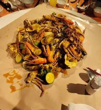 屈臣氏員工質疑是海鮮盆這一道菜出了問題，衛生局送驗中。讀者提供