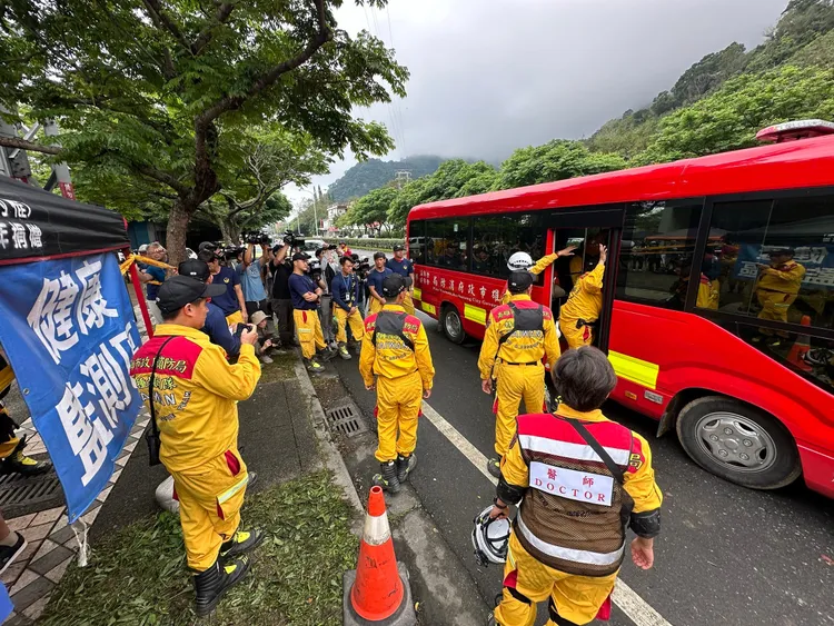 高雄市特搜隊進駐晶英酒店12人，目前持續協助直升機搭載民眾撤離。翻攝畫面