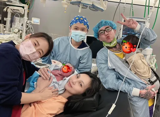 謝和弦「爸」氣外露女兒小腳ㄚ刺上身  有恩必報!手上還有「黃紫蕉」