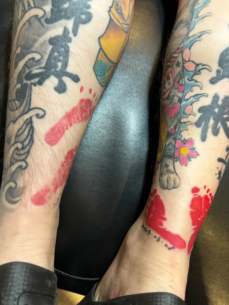 謝和弦雙腳滿是女兒剛出生的腳印。本人提供