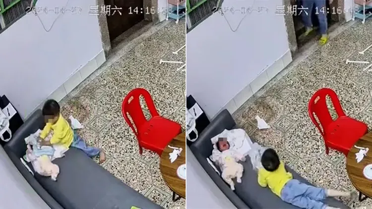 女娃哭聲驚動媽媽來察看情況，兒子則先一步拿走毛巾、回到原位。翻攝自微博