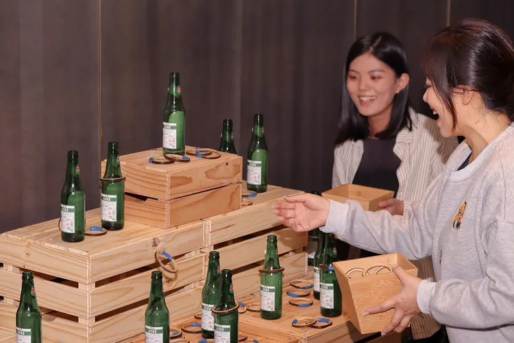 4月「童」樂園將台灣夜市場景經典遊戲攤位_套圈圈遊戲。業者提供