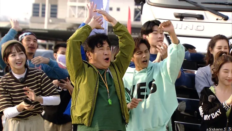 胡瓜、阿翔看到董至成表演，嗨到爆。民視提供