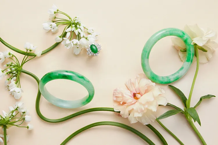 玉世家母親節翡翠單品推薦，玉鐲價格店洽、蛋面翡翠鑲鑽造型戒指56萬8000元。品牌提供