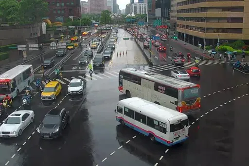 「雨倒台北」上班還摔車！市民濕身求停班課：萬安是最帥男人