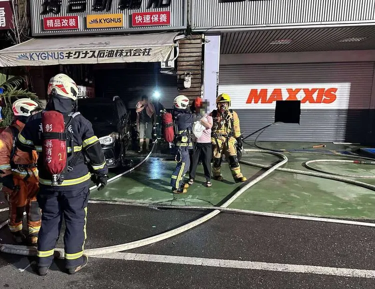 消防人員救出6大4小共10人，均因嗆傷送醫治療。民眾提供