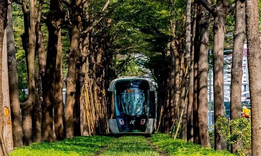 服務再升級!便利民眾轉乘捷運 高雄輕軌試辦深夜加班區間車