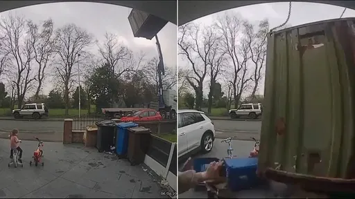 驚悚影片｜女童庭院騎三輪車　快逃！吊臂帶著貨櫃砸向她家