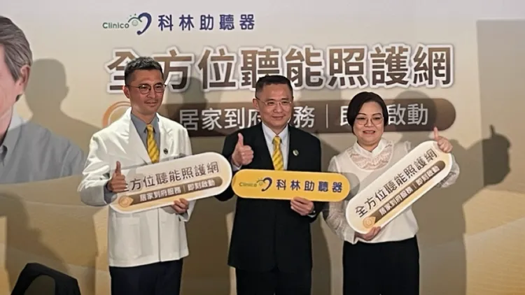 蔡鋕鑫（左一）表示，聽損卻不及早矯正，恐致認知障礙風險升高。記者林則澄攝