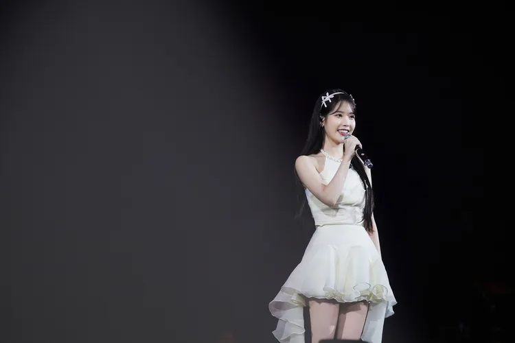 IU攻蛋演唱會造型相當多變。EDAM娛樂提供