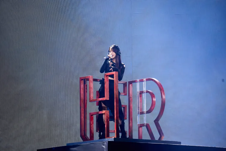 IU換上酷帥造型。EDAM娛樂提供