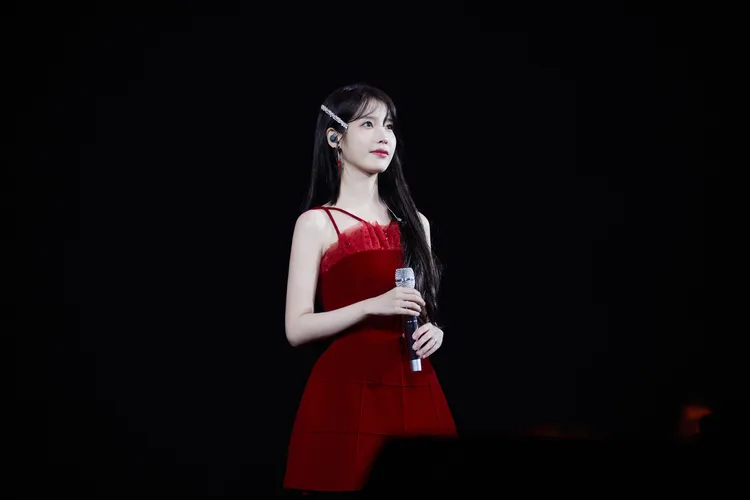 IU兩天造型沒有重複過。EDAM娛樂提供