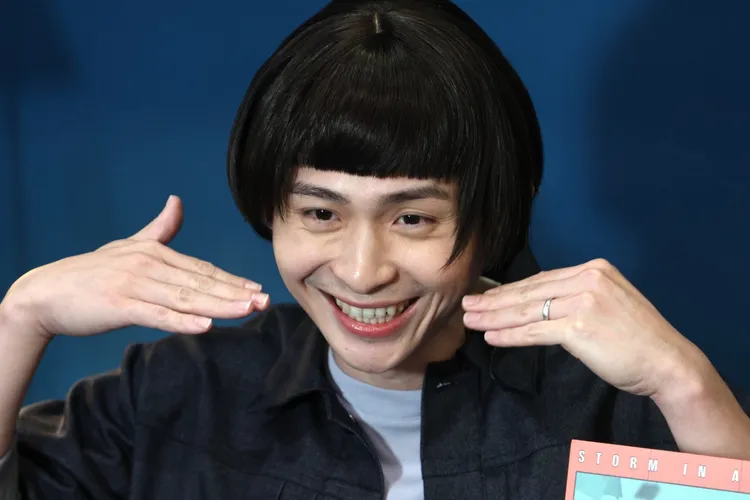 博恩為宣傳「賀博台瘋」接受傳媒訪問，還用心區隔各家訪問造型。攝影中心攝