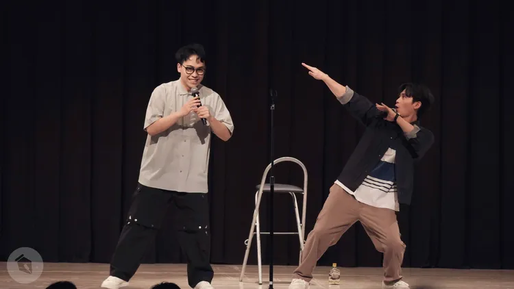 博恩（右）請製作人計算自己日本場鼓掌次數，左為賀瓏。翻攝薩泰爾臉書