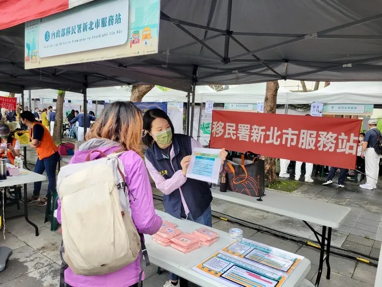 移民署新北市服務站專員吳m孟真（右一）向民眾宣導入出國及移民法新制。翻攝畫面