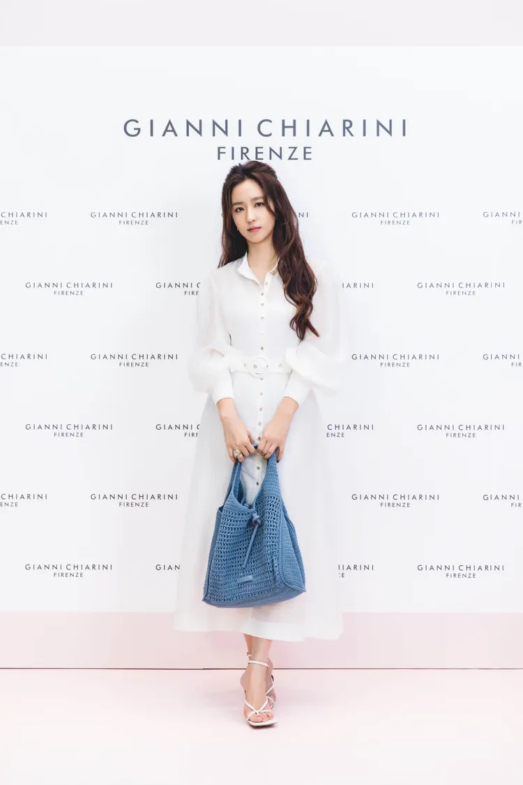 周曉涵為義大利輕奢包袋品牌Gianni Chiarini夏季新品發表站台。品牌提供