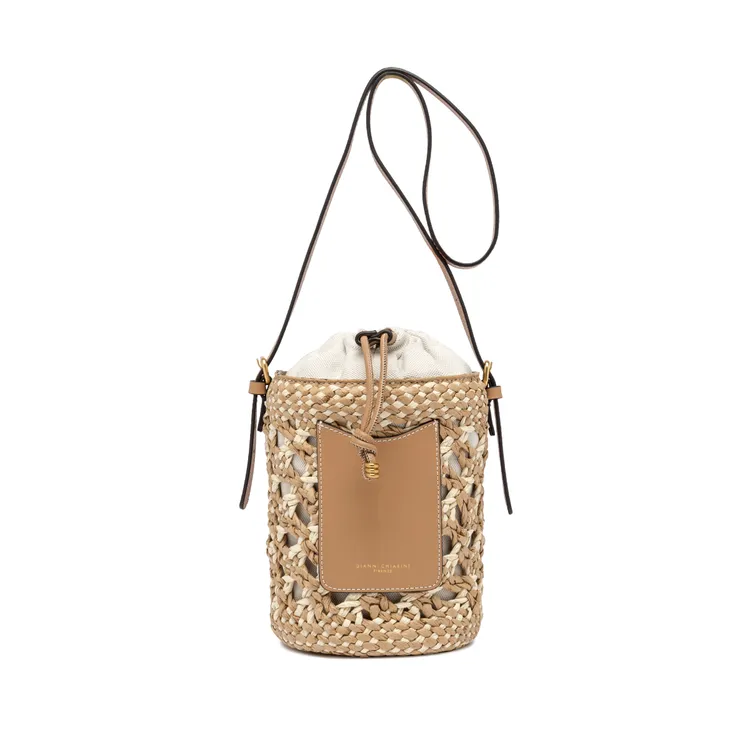 Saona編織水桶包，9900元。品牌提供