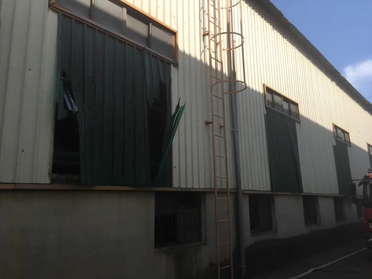 廠房多處受損，有3名外籍移工受傷。讀者提供