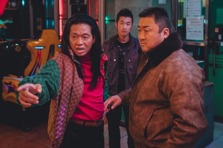 朴智煥（左）飾演的「張夷帥」一登場，就讓觀眾笑破肚皮。車庫娛樂提供