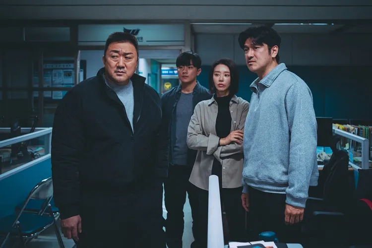 《淚之女王》李主儐（右二）是《犯罪都市4》唯一的紅花。車庫娛樂提供