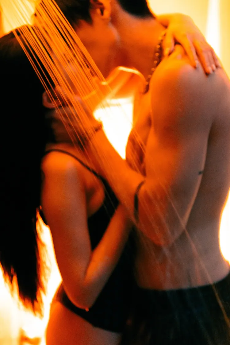 KIRE與女伴親密「交流」。The Kid Who Flew 翼有限公司提供