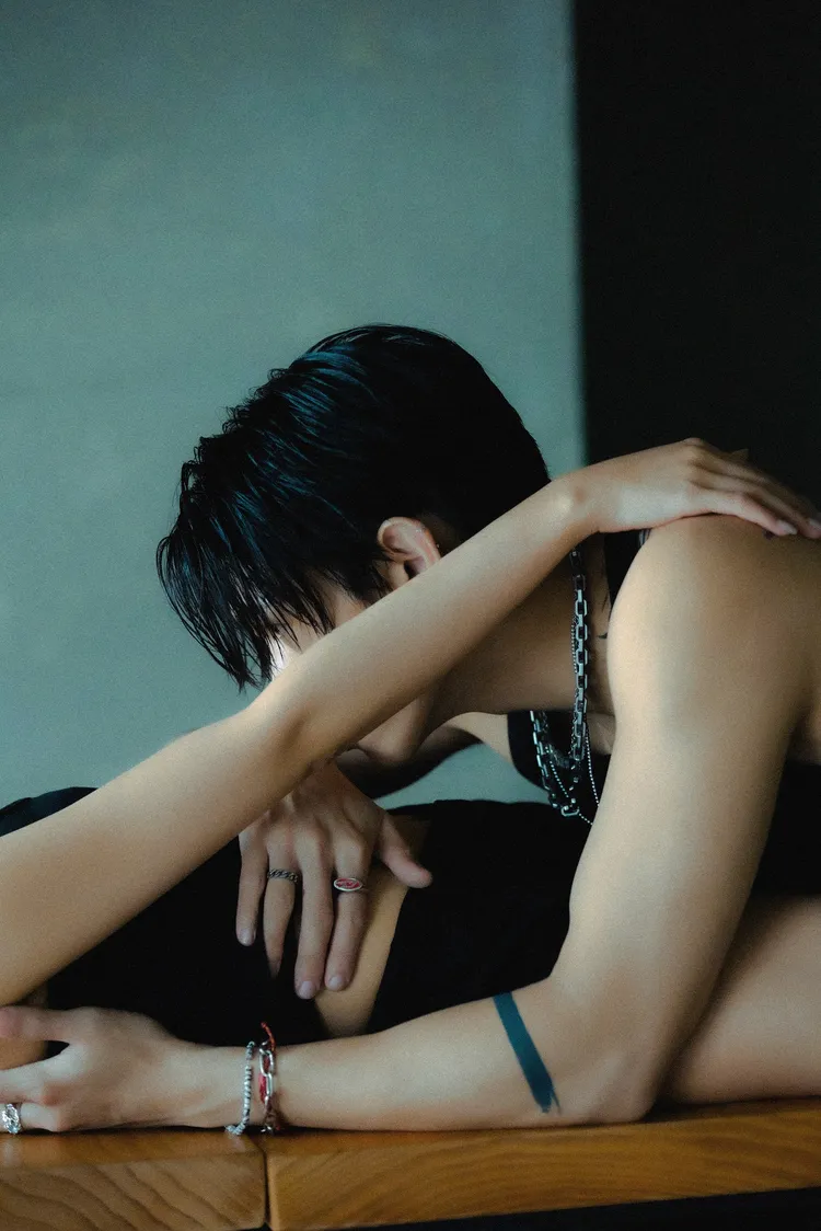 KIRE跟女伴親密互動令人臉紅心跳。The Kid Who Flew 翼有限公司提供