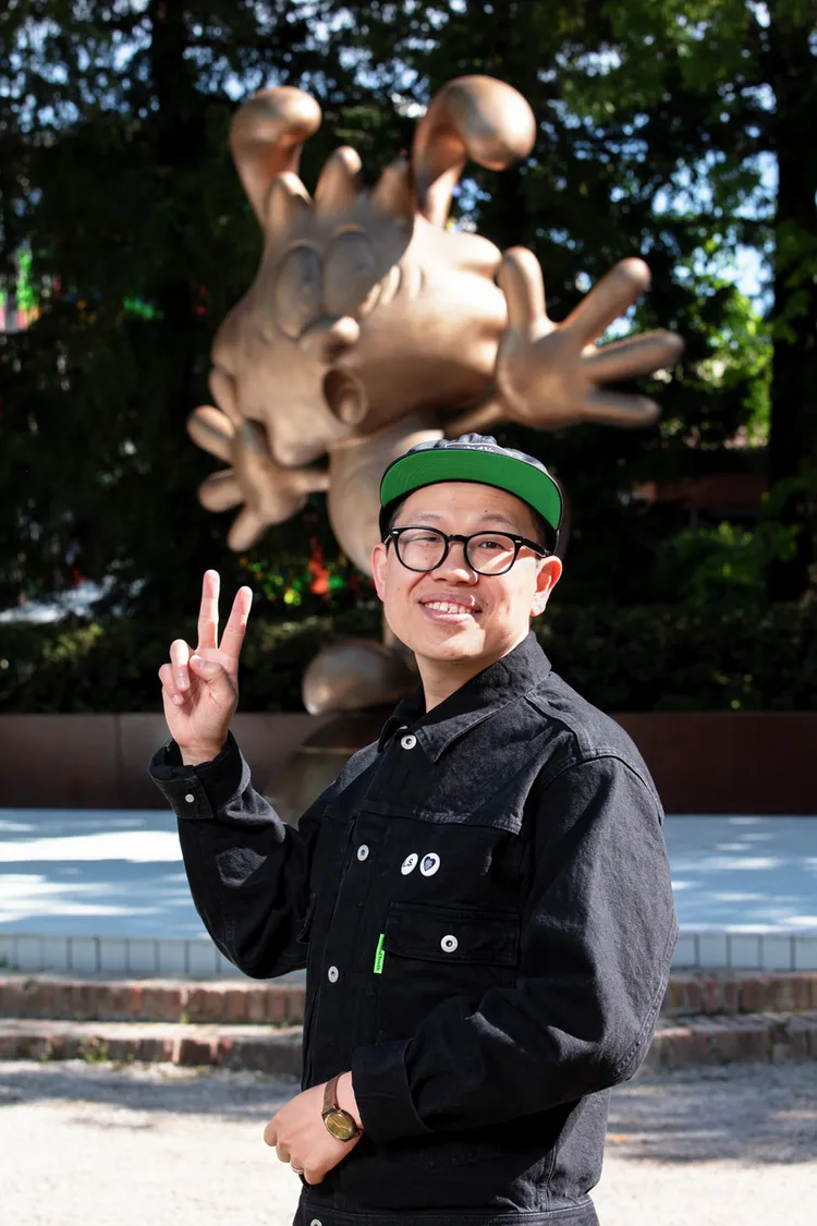 VERDY與其招牌角色Vick的藝術裝置合照。品牌提供