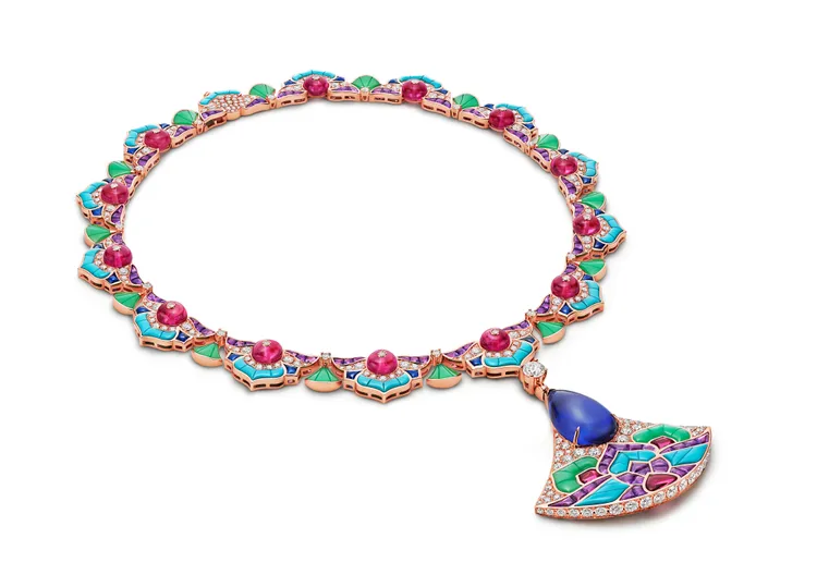 Arabesque Mosaic頂級彩寶與鑽石項鍊，主石為17.62克拉蛋面切割坦桑石。品牌提供