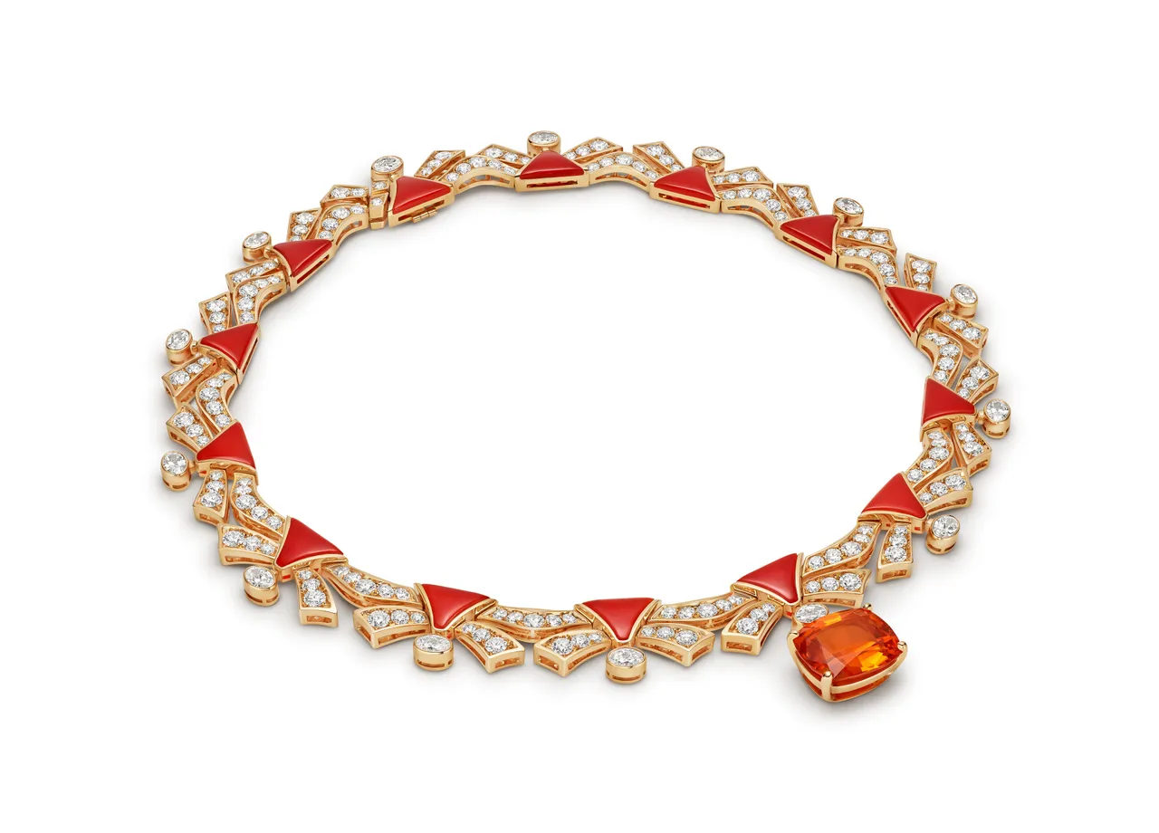 Carnelian Sunset頂級彩寶與鑽石項鍊，主石為17.21克拉的枕形切割錳鋁榴石。品牌提供