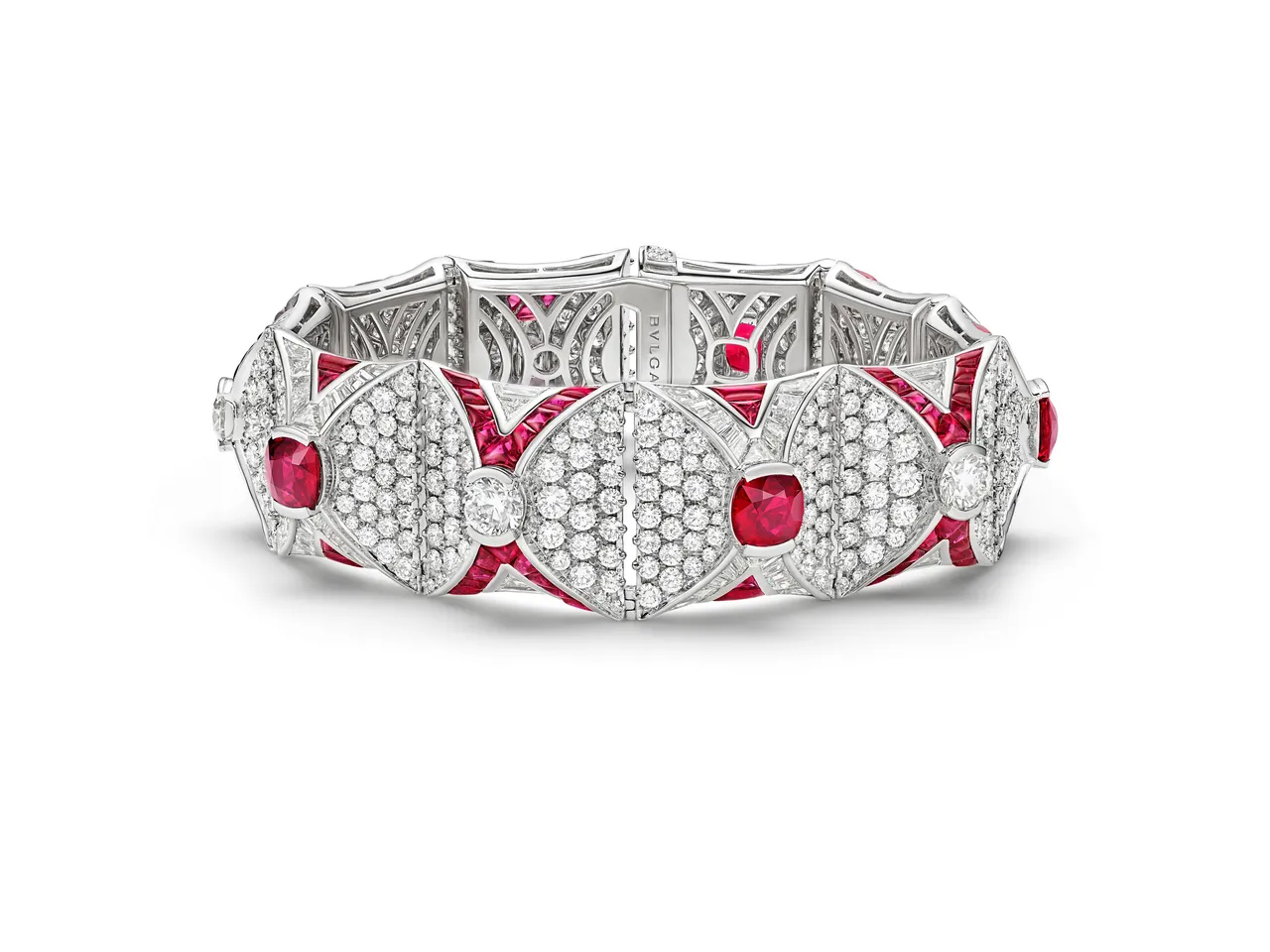 Kilim Treasures Ruby頂級紅寶石與鑽石手環，呈現出波斯地毯的編織立體感。品牌提供