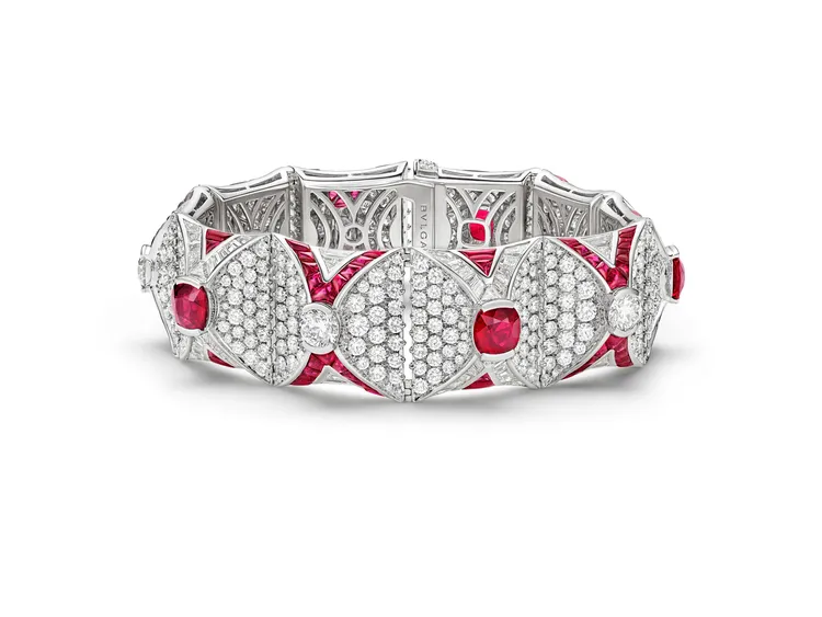 Kilim Treasures Ruby頂級紅寶石與鑽石手環，呈現出波斯地毯的編織立體感。品牌提供