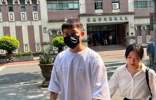 宥勝現身!揉胸舔耳女員工 來法院辯論雙手合十