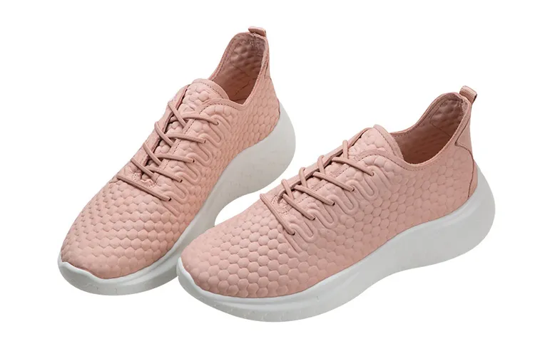 禮客鎖定壯世代媽咪推出ecco女款運動鞋，原價5,980元，特價3,588元。