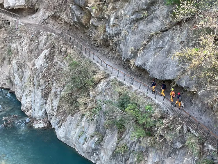 特搜人員前往砂卡礑。翻攝畫面